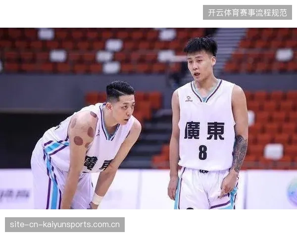 胡明轩常规赛状态低迷，但季后赛强势反弹，其表现的反差成为广东队季后赛的缩影